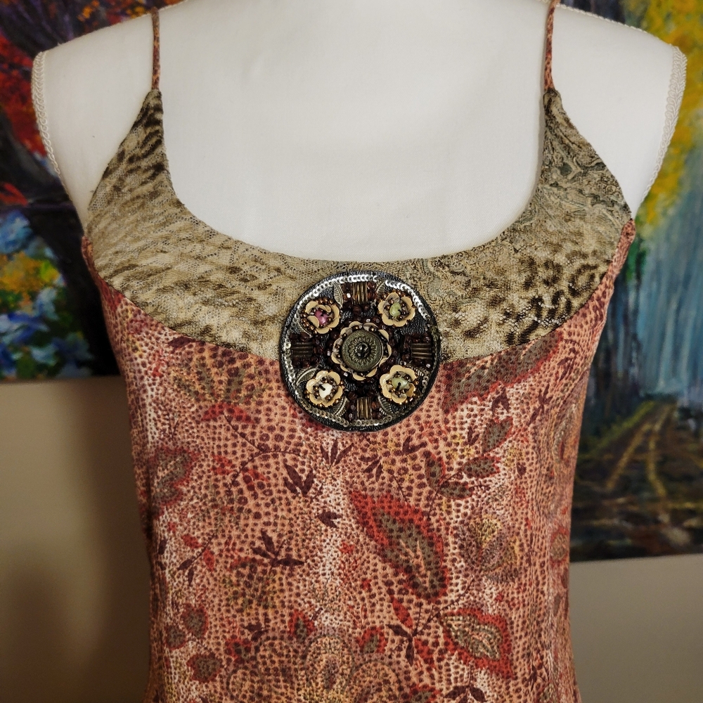 Chic Paisley Maxi Dress with Gold Accents - Picture 2 of 11